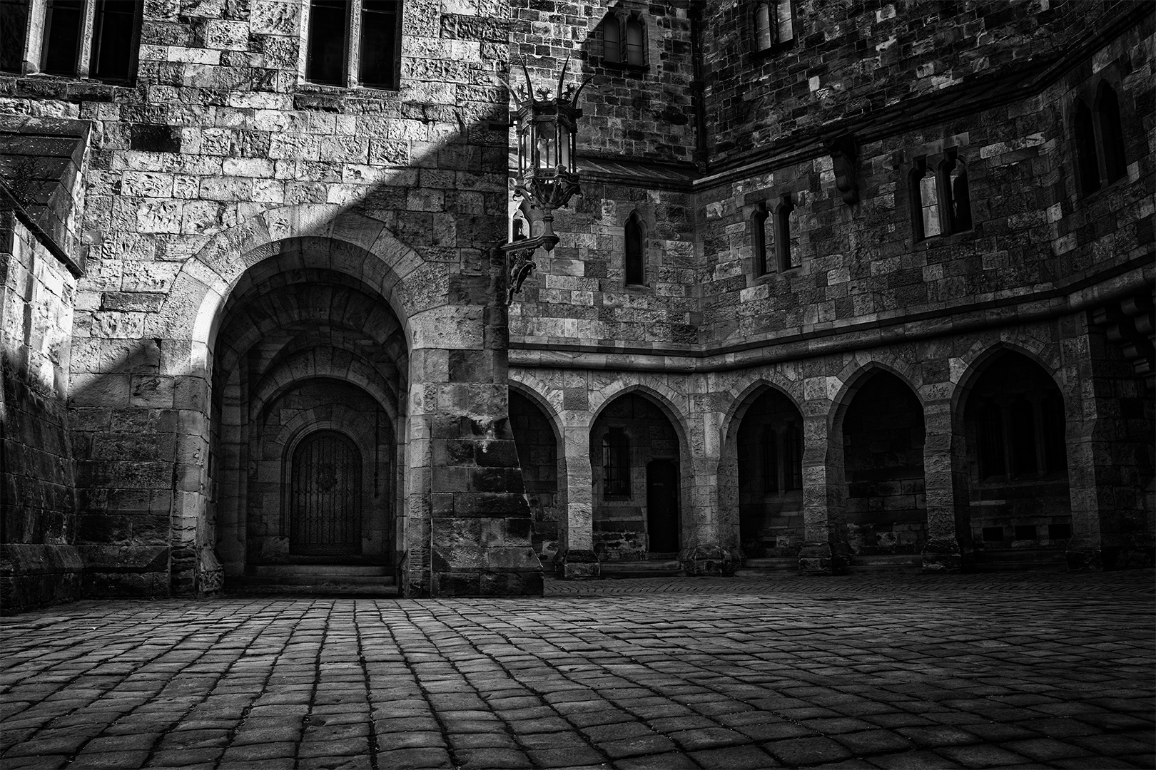 IMG 5546 1BW Keep Courtyard Bw