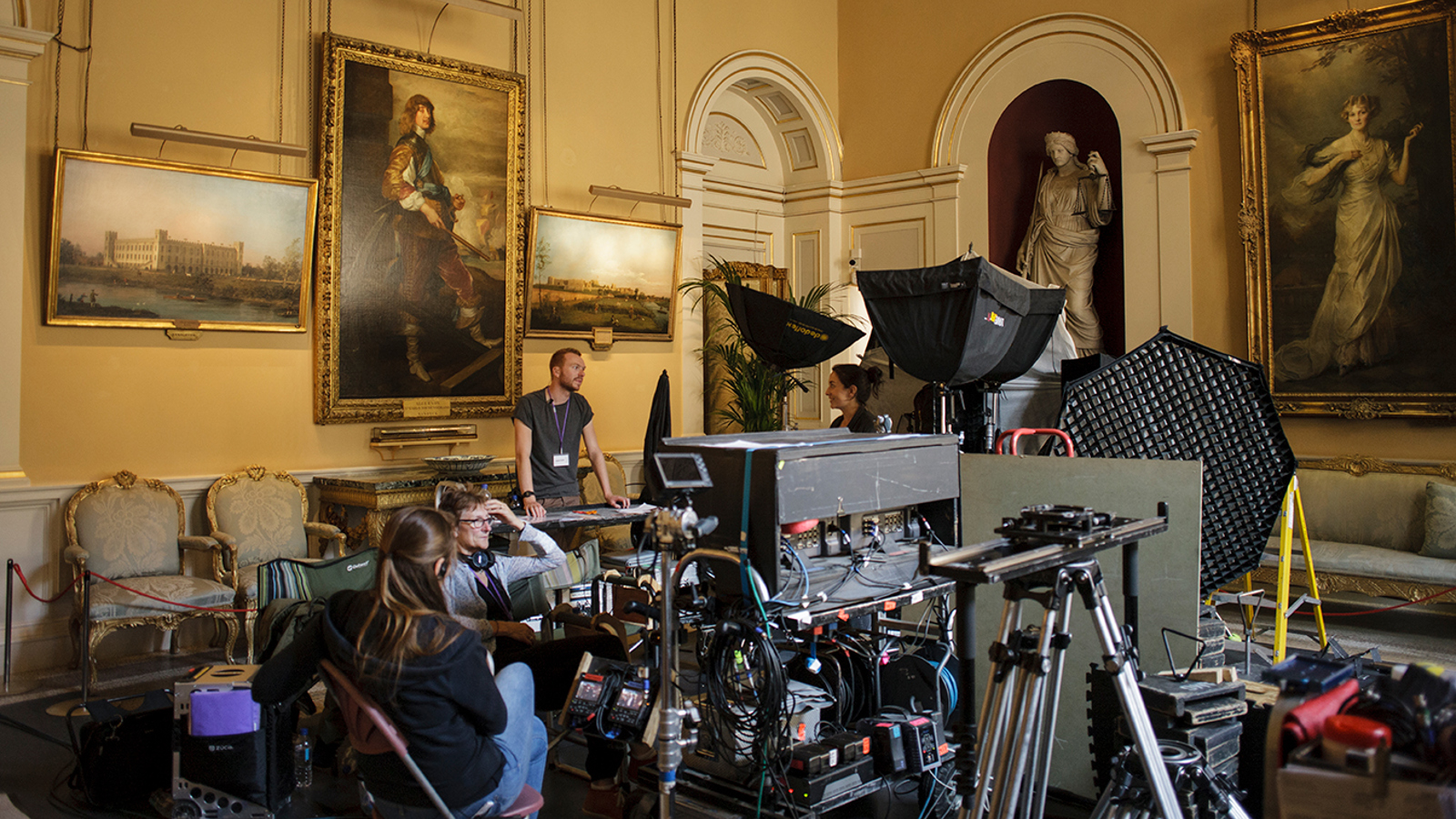 Downton Behind The Scenes 72Dpi, 1348X899